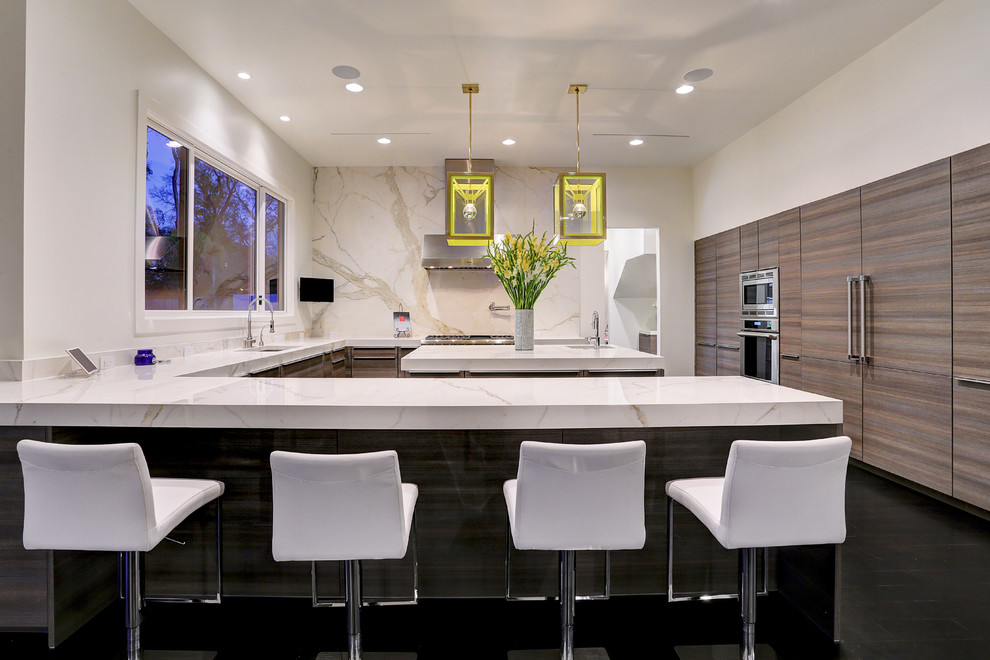 Foto di una grande cucina minimalista con lavello sottopiano, ante lisce, ante in legno scuro, top in marmo, paraspruzzi in marmo, elettrodomestici da incasso, parquet scuro e pavimento marrone