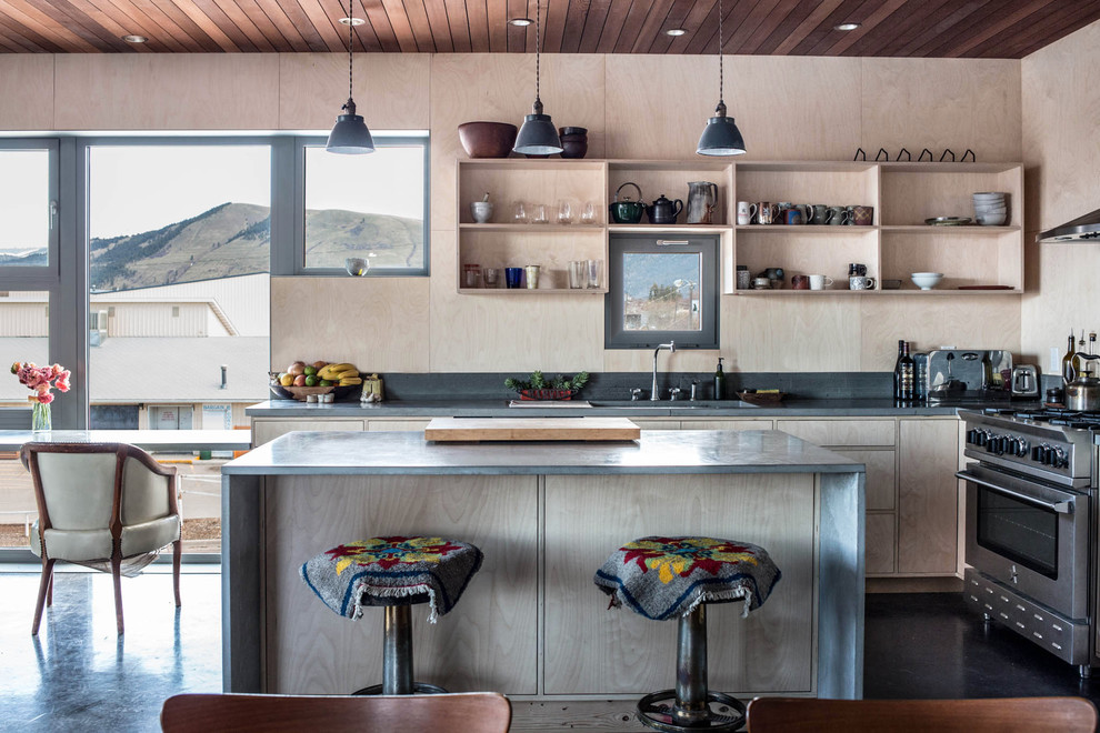 Idee per una cucina scandinava di medie dimensioni con lavello sottopiano, ante in legno chiaro, top in cemento, paraspruzzi in legno, elettrodomestici in acciaio inossidabile, pavimento in cemento, pavimento grigio e nessun'anta