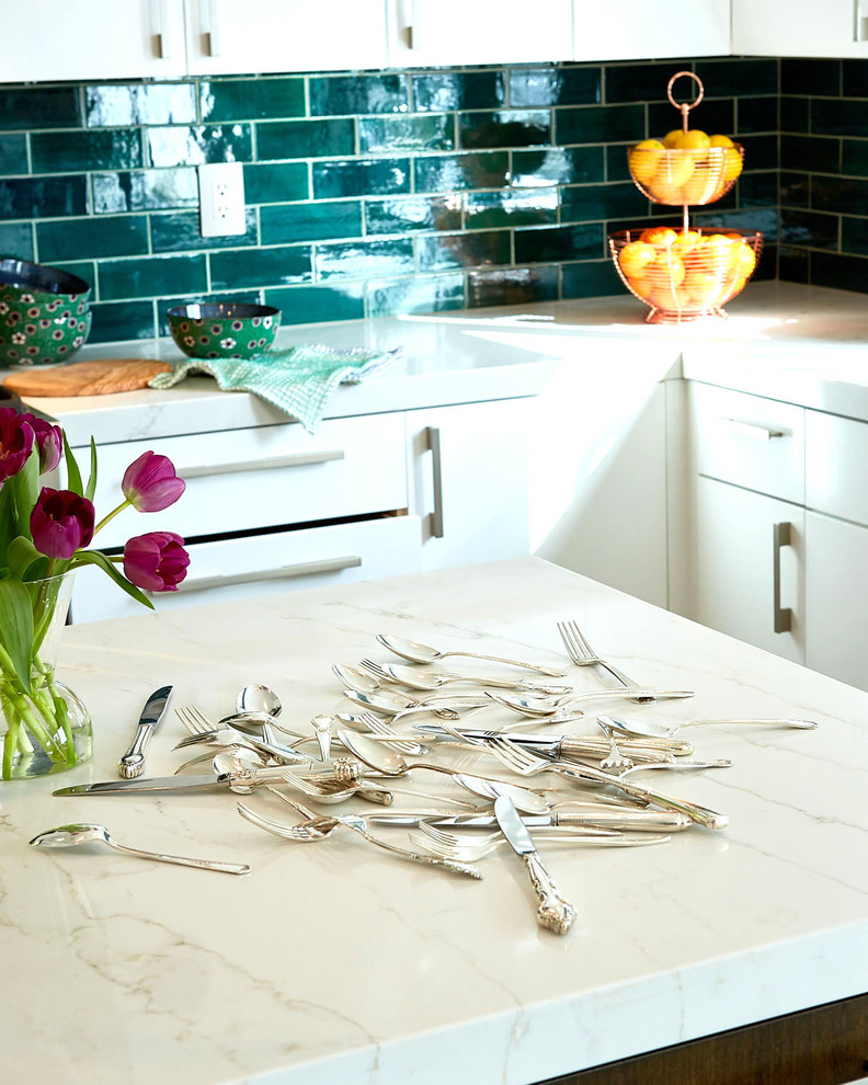 Immagine di una cucina minimalista con lavello da incasso, paraspruzzi con piastrelle in ceramica e top bianco