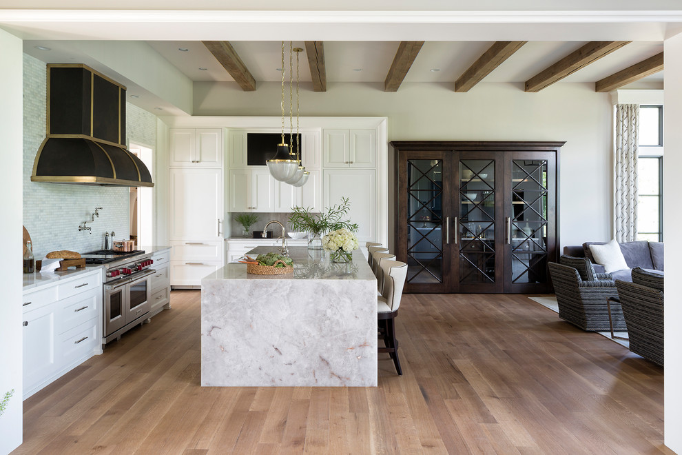 Imagen de cocina ecléctica, extra grande, abierta, con fregadero sobremueble, armarios con paneles empotrados, puertas de armario blancas, encimera de cuarcita, salpicadero multicolor, salpicadero de mármol, electrodomésticos de acero inoxidable, suelo de madera en tonos medios, una isla y suelo marrón
