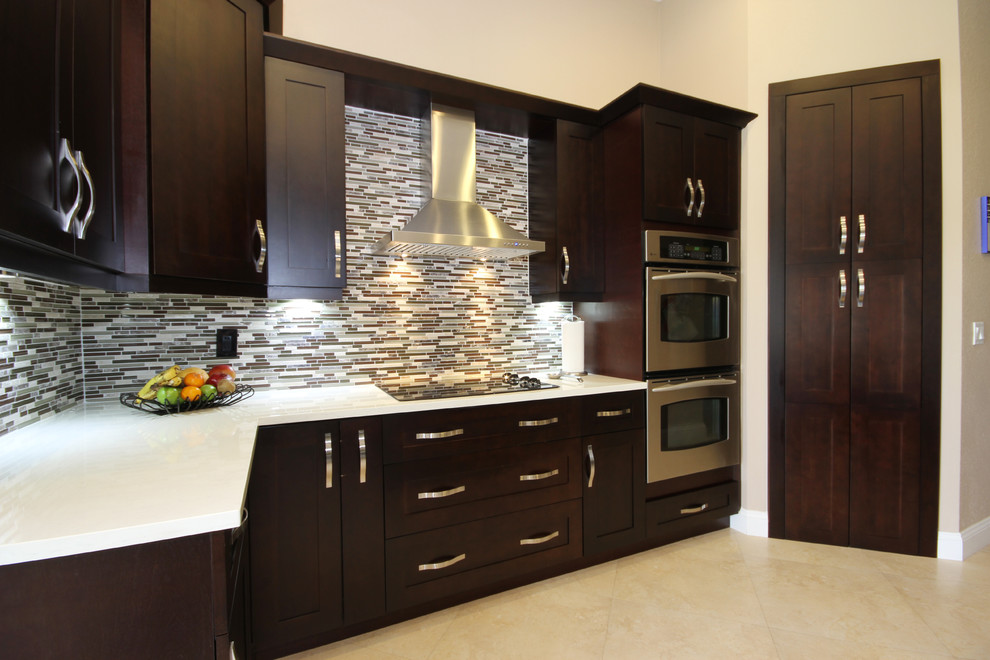 Moderne Wohnküche in L-Form mit Unterbauwaschbecken, Schrankfronten im Shaker-Stil, dunklen Holzschränken, Quarzit-Arbeitsplatte, bunter Rückwand und Küchengeräten aus Edelstahl in Miami
