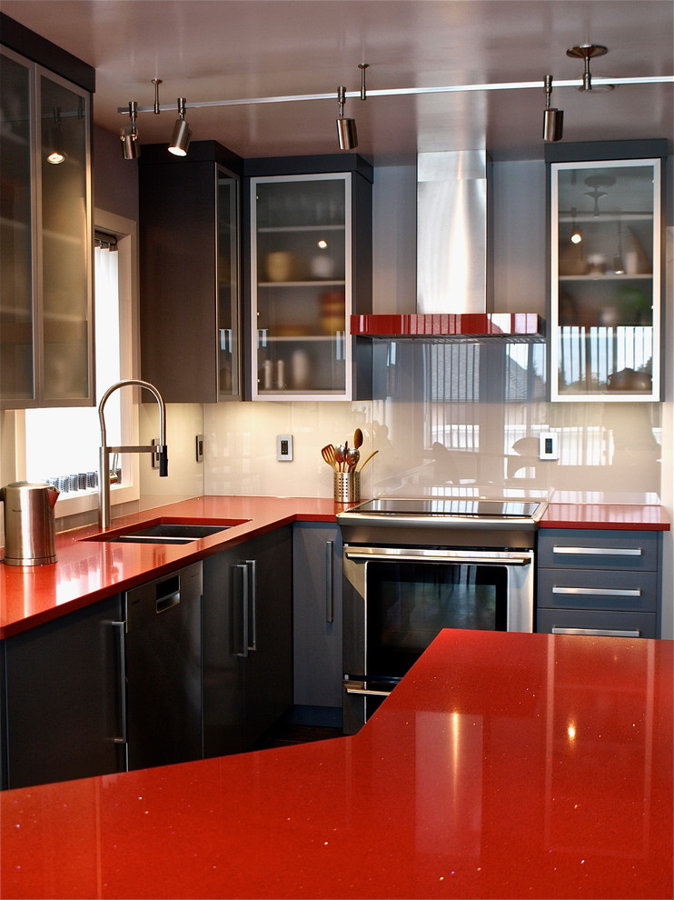 Esempio di una cucina minimal con lavello sottopiano, ante lisce, ante grigie, top in quarzo composito, paraspruzzi grigio, paraspruzzi con lastra di vetro e elettrodomestici in acciaio inossidabile