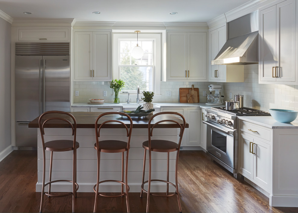 Esempio di una cucina classica di medie dimensioni con ante in stile shaker, ante bianche, top in marmo e paraspruzzi bianco