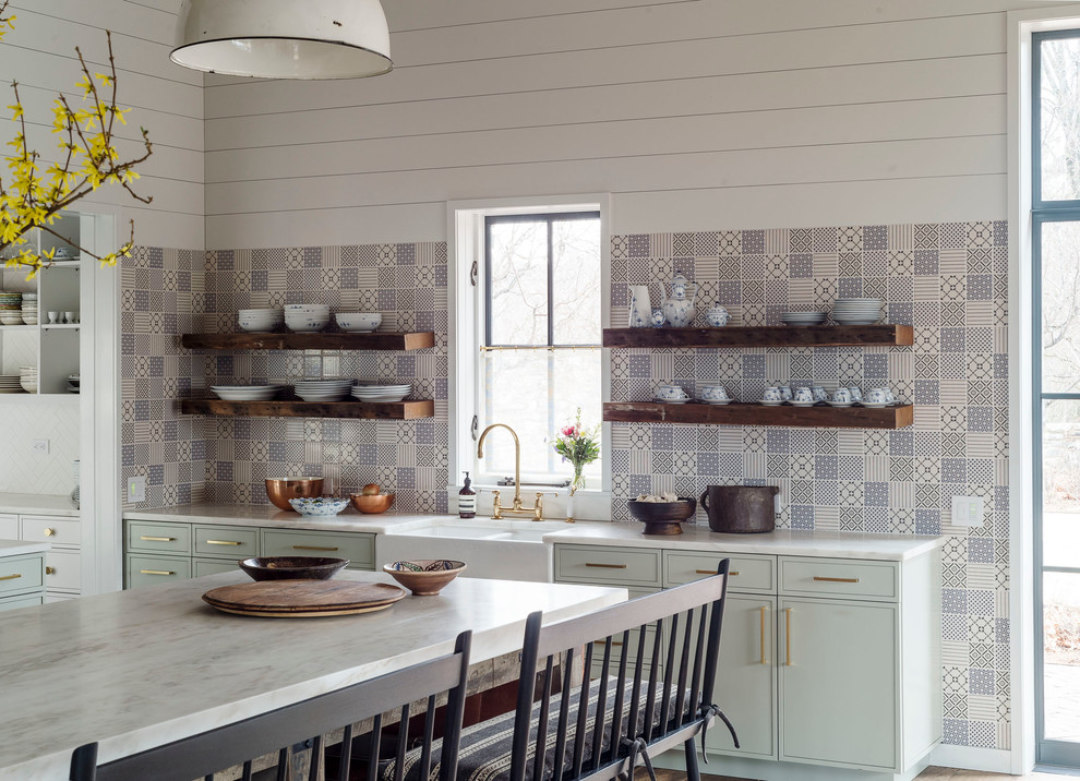 Foto de cocina clásica renovada con fregadero sobremueble, armarios abiertos, salpicadero multicolor y una isla