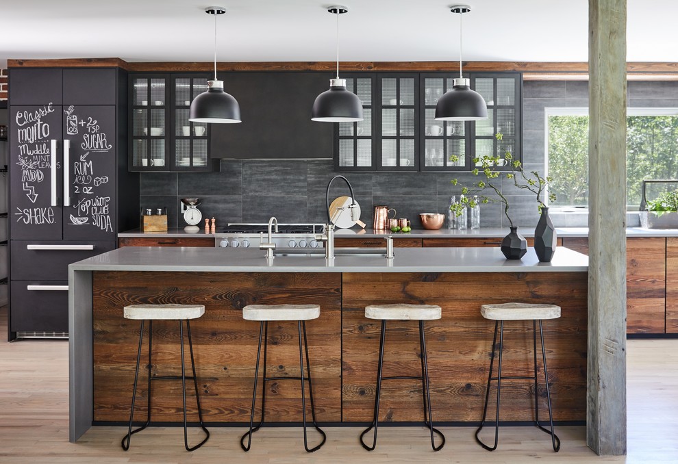 Exempel på ett mellanstort modernt grå grått kök, med bänkskiva i betong, stänkskydd i stenkakel, integrerade vitvaror, ljust trägolv, en köksö, grått golv, en undermonterad diskho, skåp i mellenmörkt trä, grått stänkskydd och luckor med glaspanel