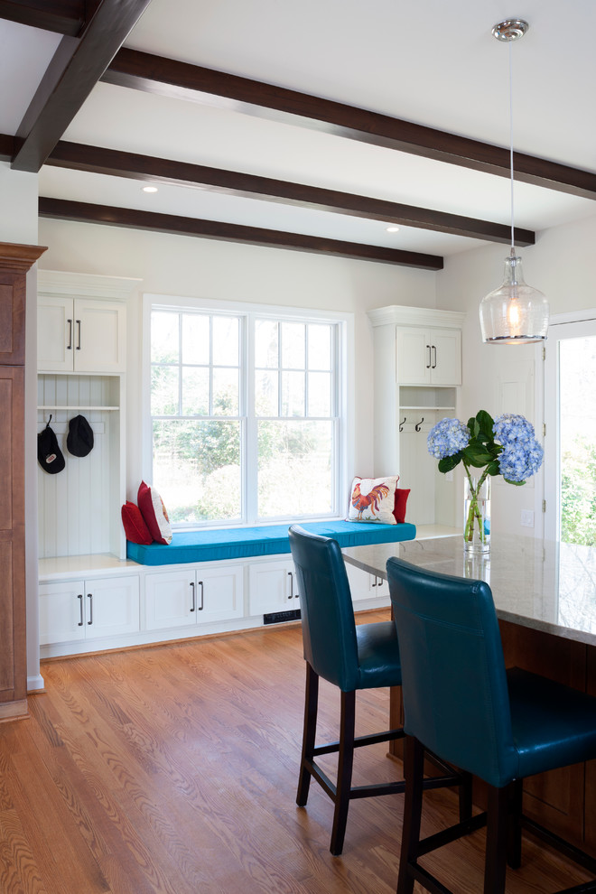 Esempio di una grande cucina minimalista con paraspruzzi con piastrelle di vetro, ante in stile shaker, ante bianche, top in granito, elettrodomestici in acciaio inossidabile, pavimento marrone, lavello stile country, paraspruzzi blu e pavimento in legno massello medio