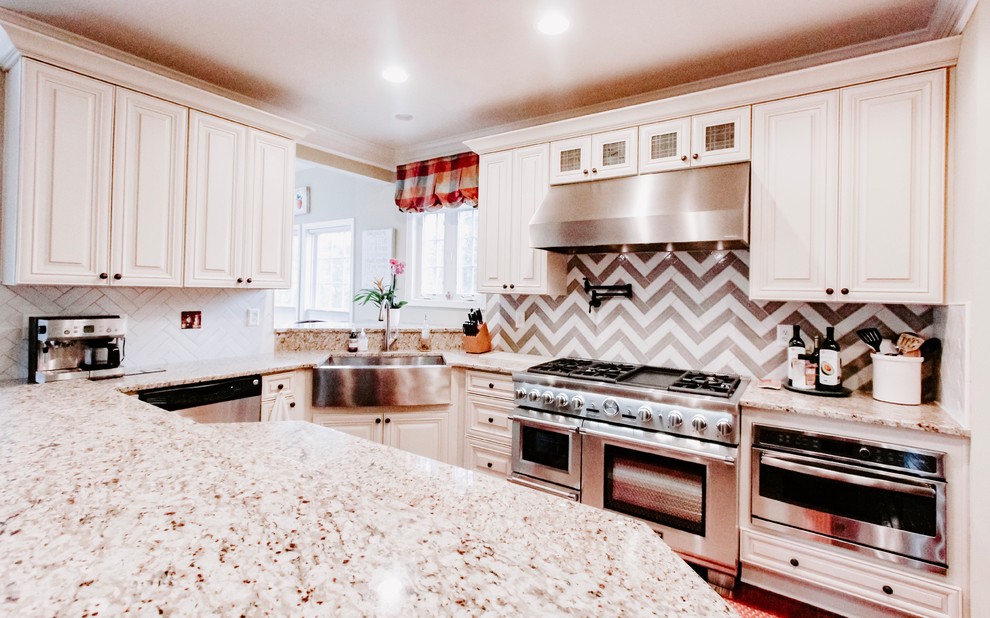 Immagine di un cucina con isola centrale country con lavello stile country, paraspruzzi grigio e elettrodomestici in acciaio inossidabile
