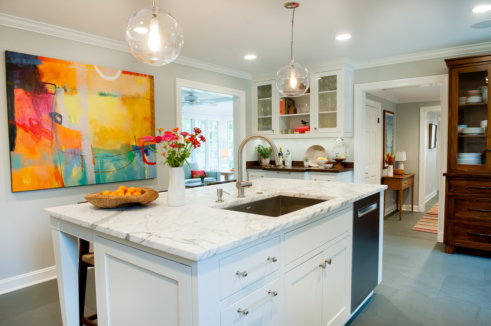 Exempel på ett mellanstort klassiskt kök och matrum, med en undermonterad diskho, skåp i shakerstil, vita skåp, marmorbänkskiva, vitt stänkskydd, stänkskydd i stenkakel, rostfria vitvaror, skiffergolv och en köksö