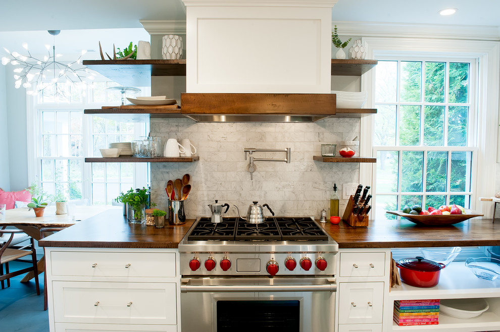 Klassisk inredning av ett mellanstort kök och matrum, med en undermonterad diskho, skåp i shakerstil, vita skåp, träbänkskiva, vitt stänkskydd, stänkskydd i stenkakel, rostfria vitvaror, skiffergolv och en köksö