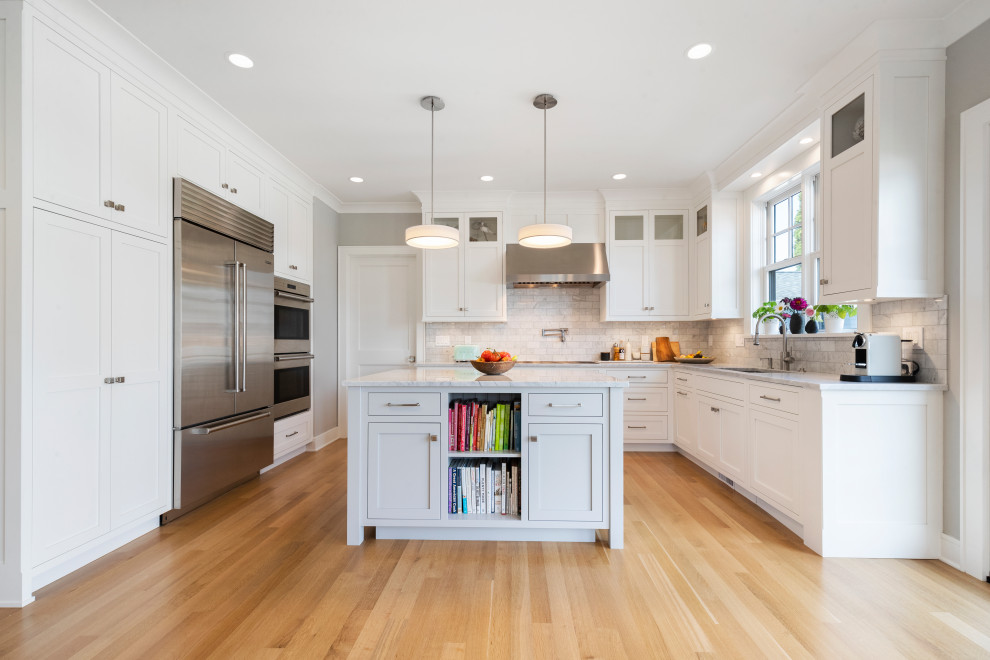 Exempel på ett stort lantligt grå grått kök, med en undermonterad diskho, skåp i shakerstil, vita skåp, marmorbänkskiva, vitt stänkskydd, stänkskydd i stenkakel, rostfria vitvaror, mellanmörkt trägolv, en köksö och brunt golv