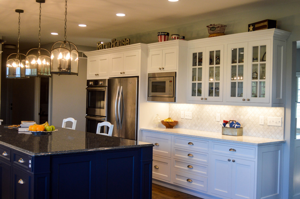 This is an example of a country kitchen in Cedar Rapids.