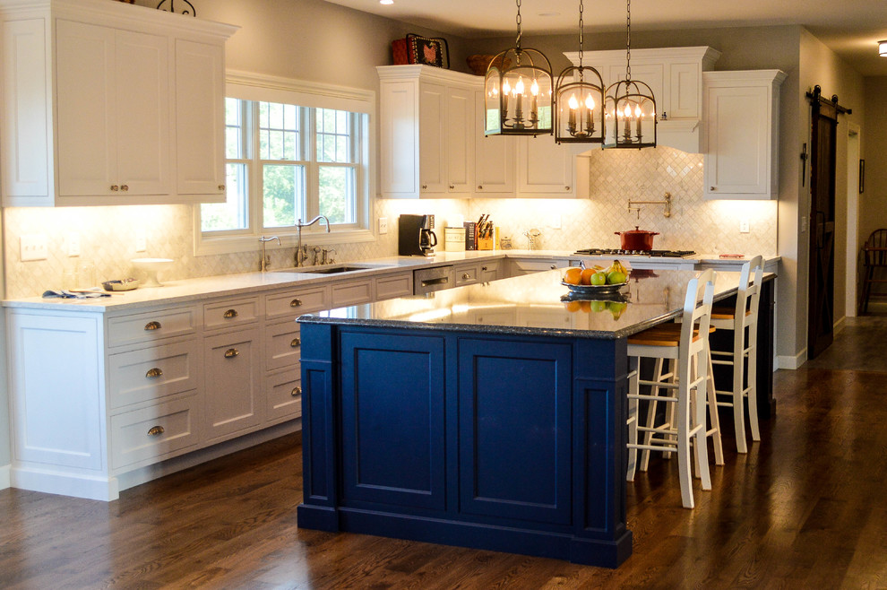 Design ideas for a country kitchen in Cedar Rapids.