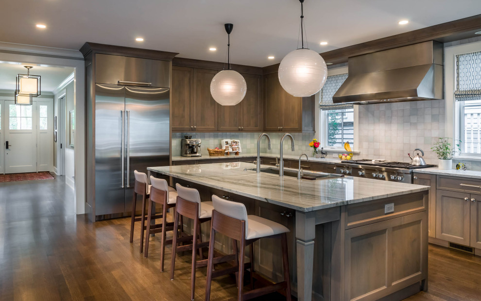 Landhaus Küche mit Küchengeräten aus Edelstahl und Kücheninsel in Chicago