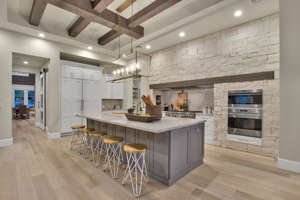 Landhaus Küche in L-Form mit Schrankfronten im Shaker-Stil, grauen Schränken, Küchenrückwand in Beige, hellem Holzboden, Kücheninsel und beigem Boden in Phoenix