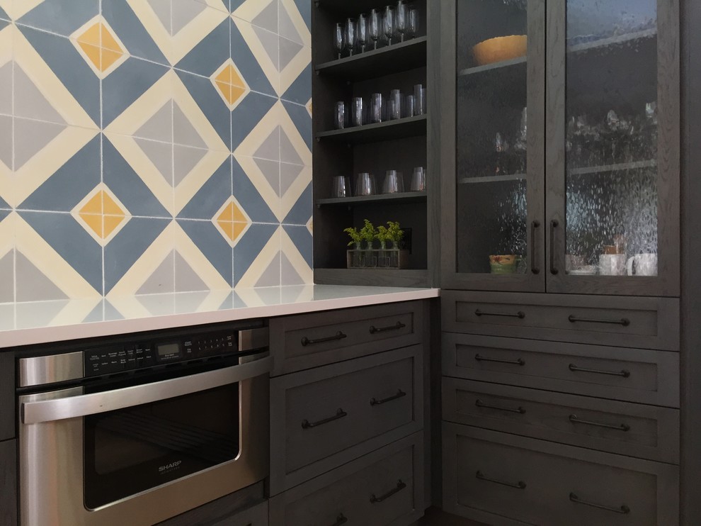 Foto de cocina vintage con armarios con paneles lisos, puertas de armario grises, encimera de cuarzo compacto, salpicadero verde y salpicadero de azulejos de cemento