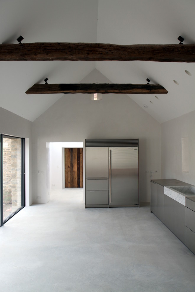 Foto di un'ampia cucina lineare design con pavimento in cemento