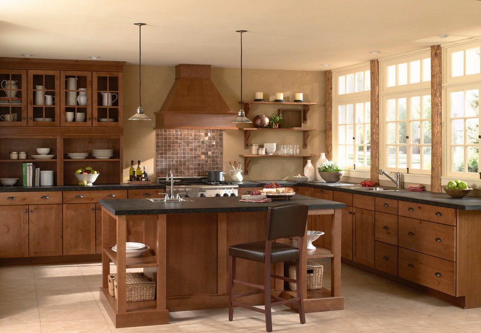 Foto de cocina de estilo de casa de campo con armarios con paneles lisos, puertas de armario de madera oscura, electrodomésticos con paneles y una isla