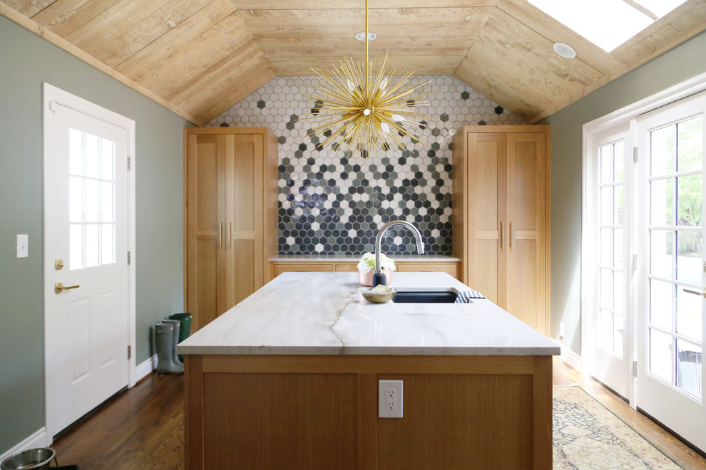 Foto på ett vintage vit kök, med en undermonterad diskho, skåp i shakerstil, skåp i ljust trä, flerfärgad stänkskydd, stänkskydd i mosaik, mellanmörkt trägolv, en köksö och brunt golv