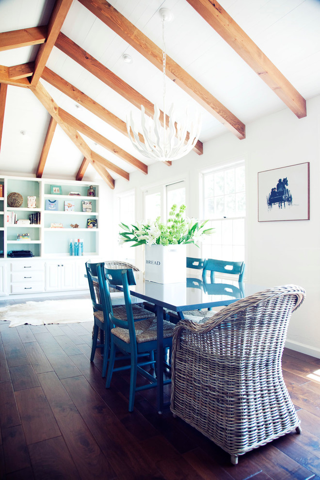Inspiration pour une salle à manger ouverte sur la cuisine rustique avec un mur blanc et parquet foncé.