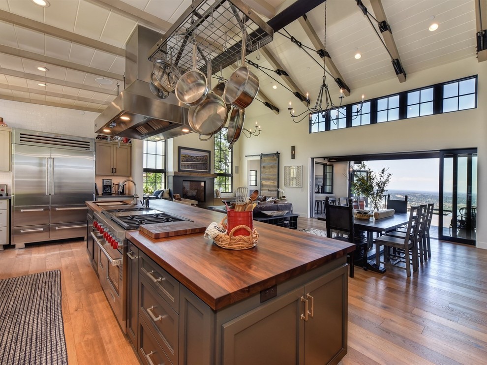 This is an example of a classic kitchen in Sacramento.