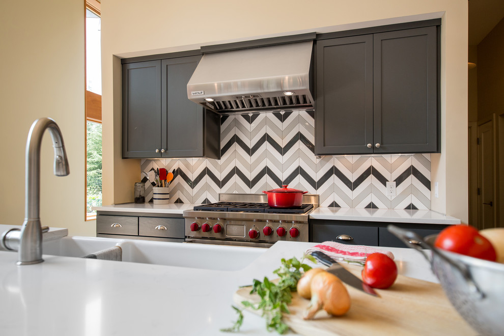 Exempel på ett lantligt kök, med en rustik diskho, skåp i shakerstil, grå skåp, bänkskiva i kvarts, flerfärgad stänkskydd, stänkskydd i keramik, rostfria vitvaror, ljust trägolv och en köksö