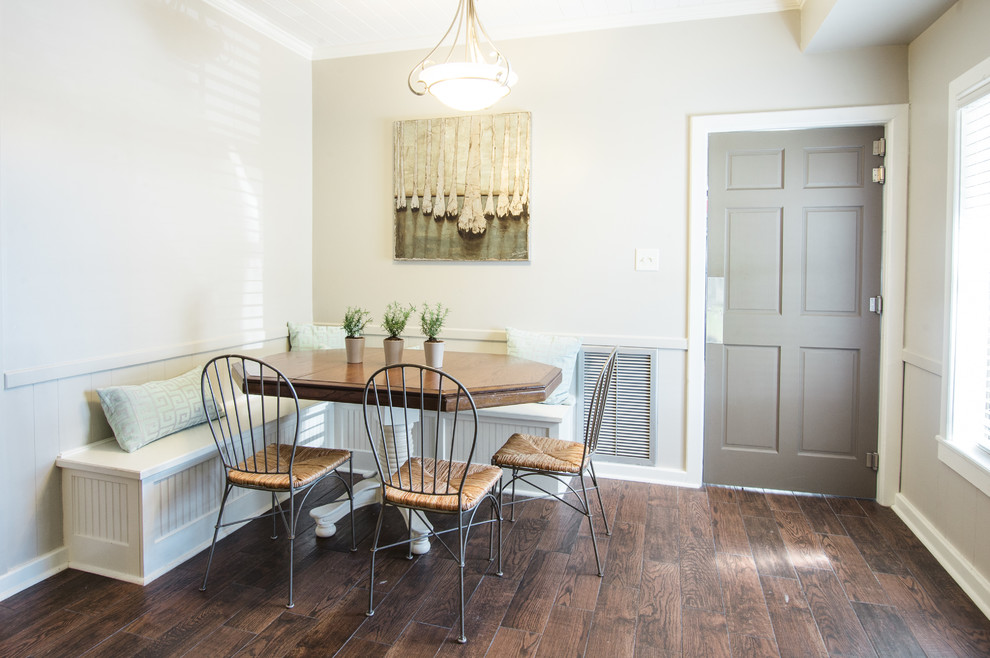 Foto di una sala da pranzo aperta verso la cucina country di medie dimensioni con pavimento in legno massello medio