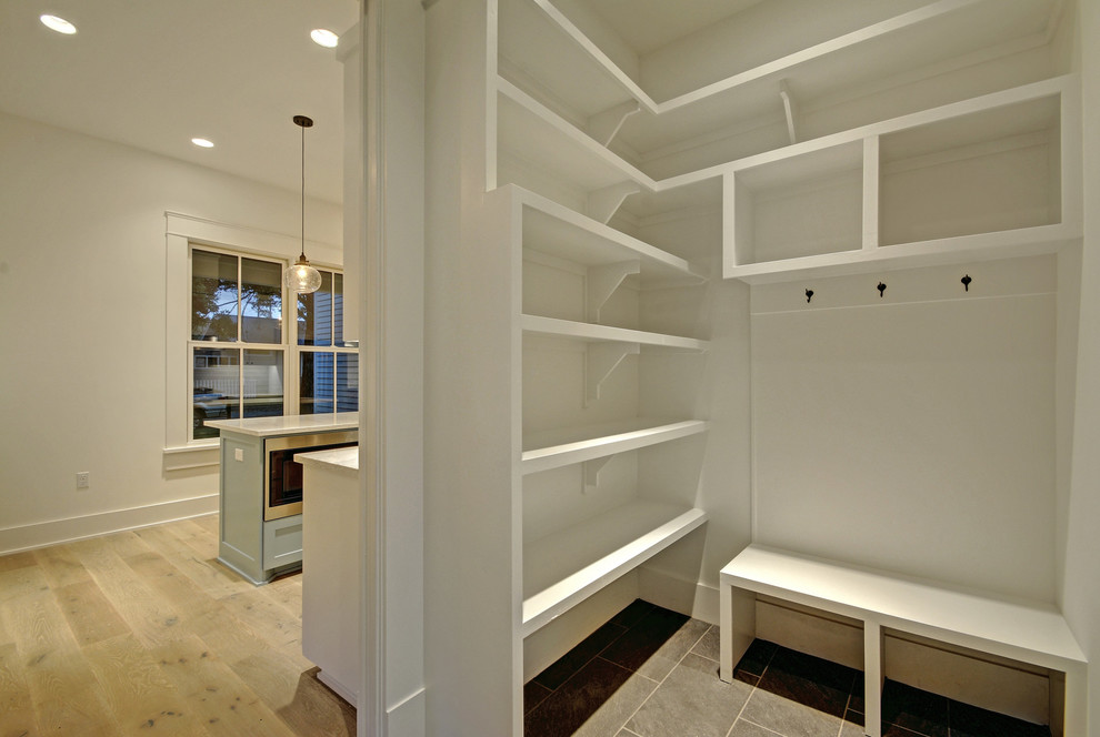 Foto de cocina de estilo de casa de campo de tamaño medio con armarios abiertos, puertas de armario blancas, suelo de pizarra, suelo gris y despensa