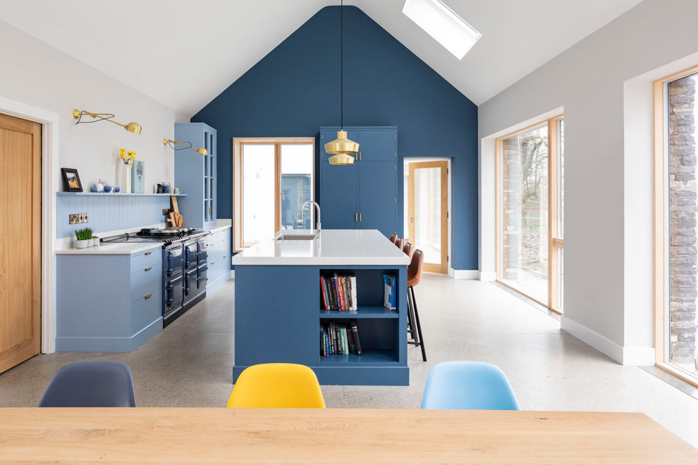 Idéer för stora lantliga linjära vitt kök och matrum, med en nedsänkt diskho, blå skåp, marmorbänkskiva, blått stänkskydd, stänkskydd i trä, klinkergolv i keramik, en köksö och grått golv