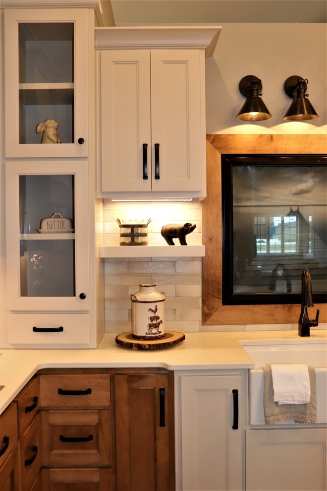 Exempel på ett avskilt, mellanstort lantligt vit vitt l-kök, med en köksö, en rustik diskho, skåp i shakerstil, skåp i mellenmörkt trä, bänkskiva i kvarts, beige stänkskydd, stänkskydd i tunnelbanekakel, rostfria vitvaror, mellanmörkt trägolv och brunt golv