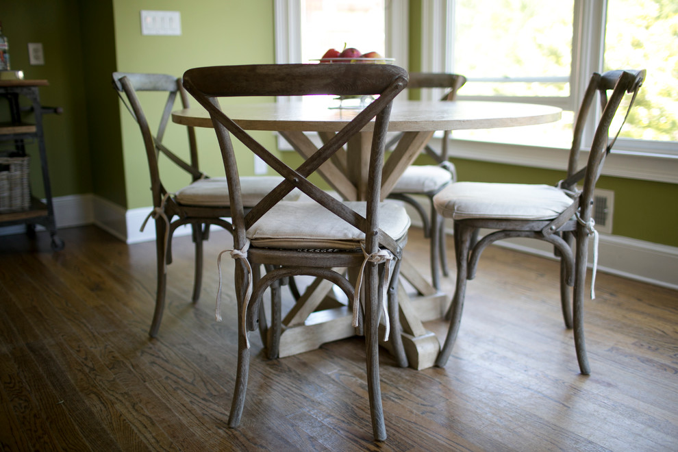 Ispirazione per una sala da pranzo aperta verso la cucina contemporanea di medie dimensioni con pavimento in legno massello medio