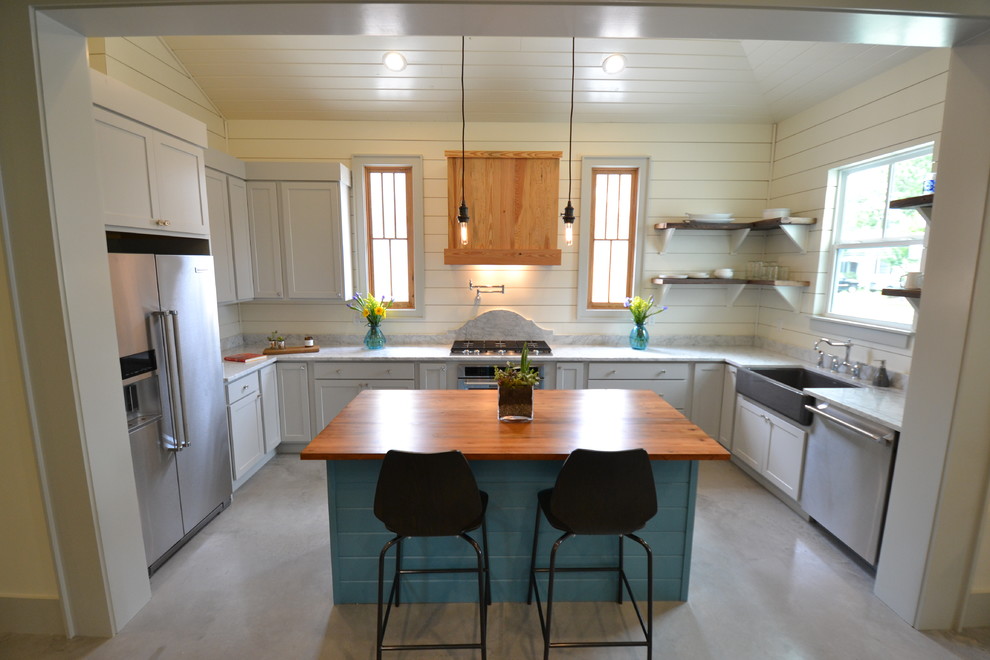 Example of a country kitchen design in New Orleans