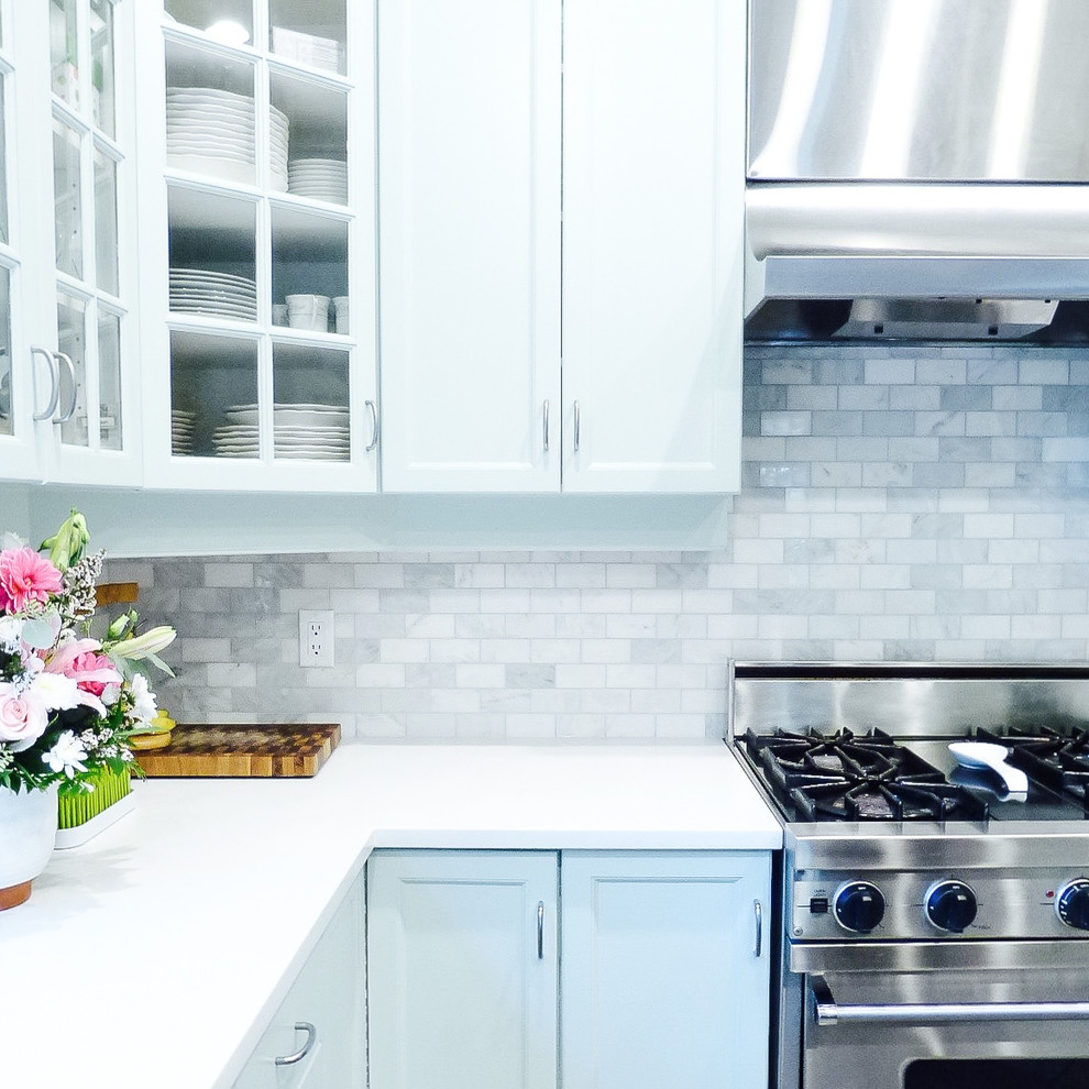 Mittelgroße Landhaus Wohnküche in L-Form mit Landhausspüle, blauen Schränken, Quarzit-Arbeitsplatte, Küchenrückwand in Grau, Rückwand aus Steinfliesen, Küchengeräten aus Edelstahl und Kücheninsel in Vancouver
