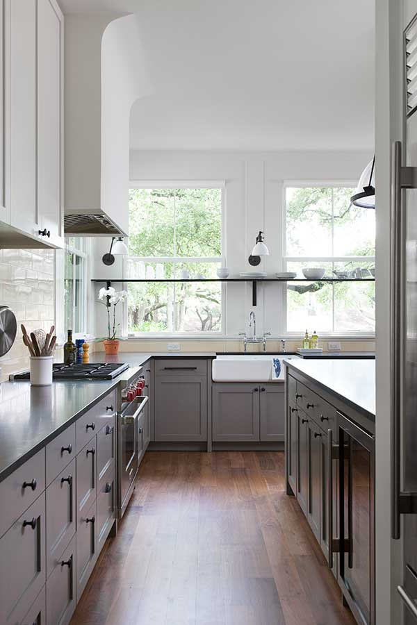 Modelo de cocina de estilo de casa de campo con fregadero sobremueble, electrodomésticos de acero inoxidable y suelo de madera en tonos medios
