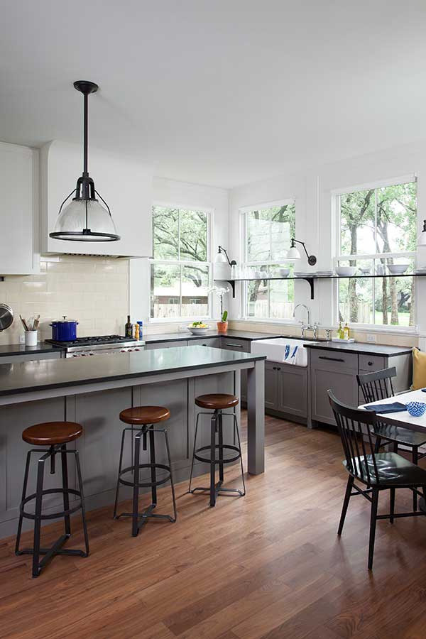 Ejemplo de cocina de estilo de casa de campo con fregadero sobremueble, electrodomésticos de acero inoxidable y suelo de madera en tonos medios