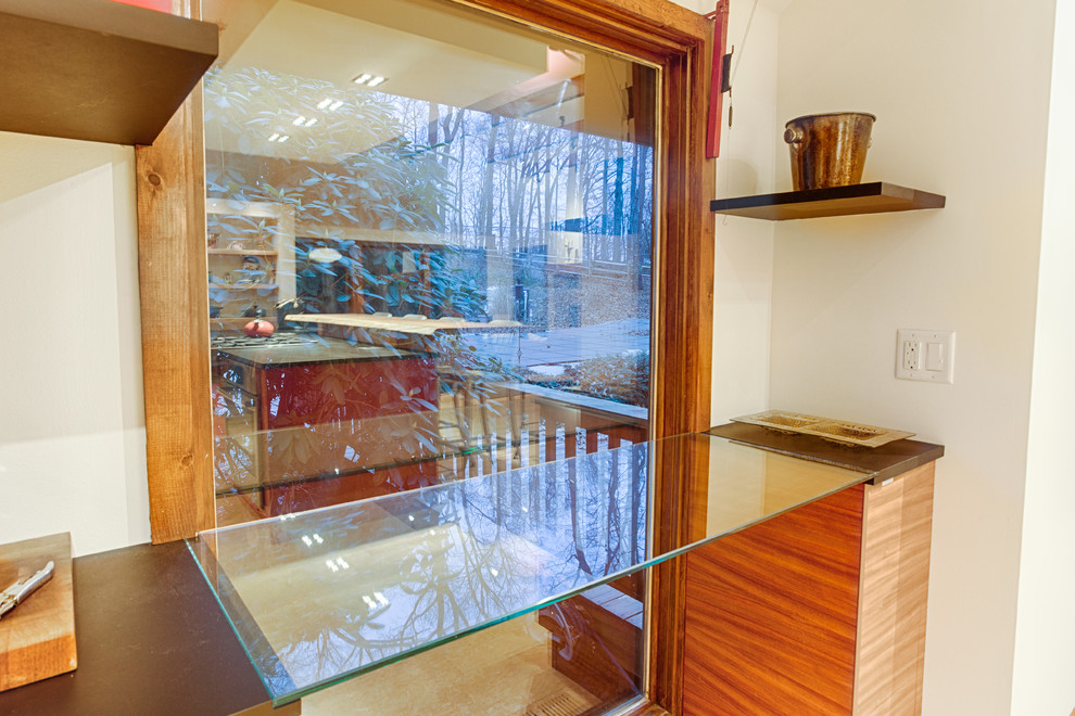Foto på ett mellanstort lantligt kök med öppen planlösning, med en rustik diskho, släta luckor, skåp i ljust trä, stänkskydd med metallisk yta, rostfria vitvaror, ljust trägolv och en köksö