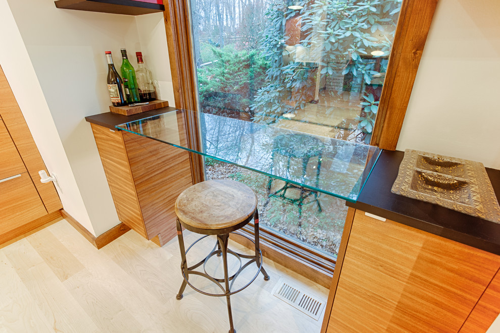 Bild på ett mellanstort lantligt kök med öppen planlösning, med en rustik diskho, släta luckor, skåp i ljust trä, stänkskydd med metallisk yta, rostfria vitvaror, ljust trägolv och en köksö