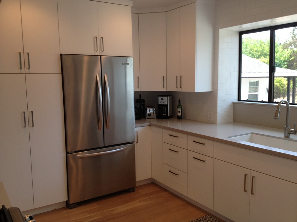 This is an example of a modern kitchen in Los Angeles.
