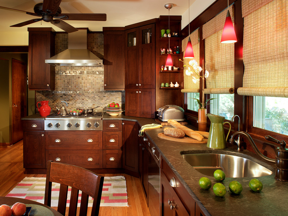 Immagine di una piccola cucina tradizionale con ante in stile shaker, top in granito, elettrodomestici in acciaio inossidabile e pavimento in legno massello medio