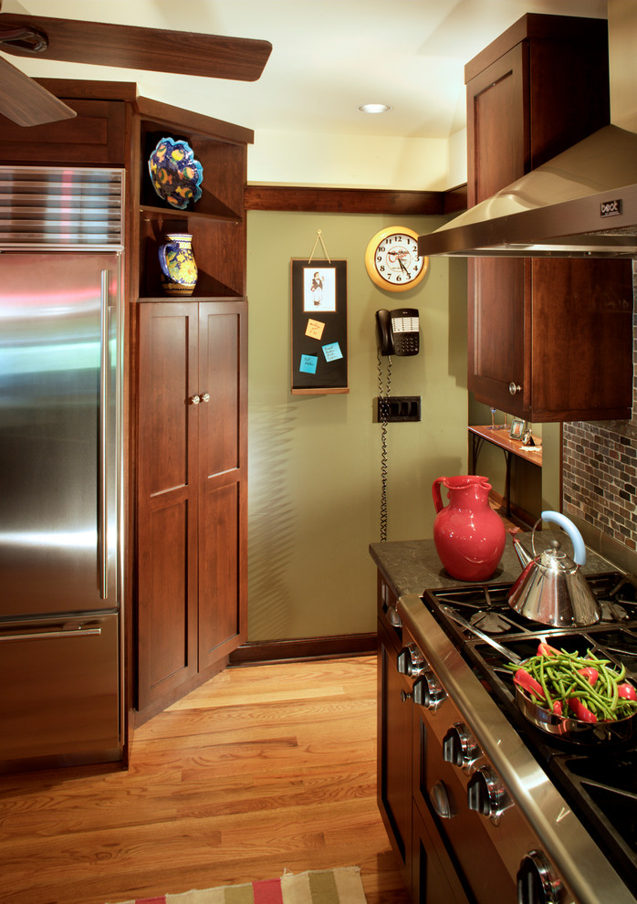 Foto di una piccola cucina tradizionale con ante in stile shaker, top in granito, elettrodomestici in acciaio inossidabile e pavimento in legno massello medio