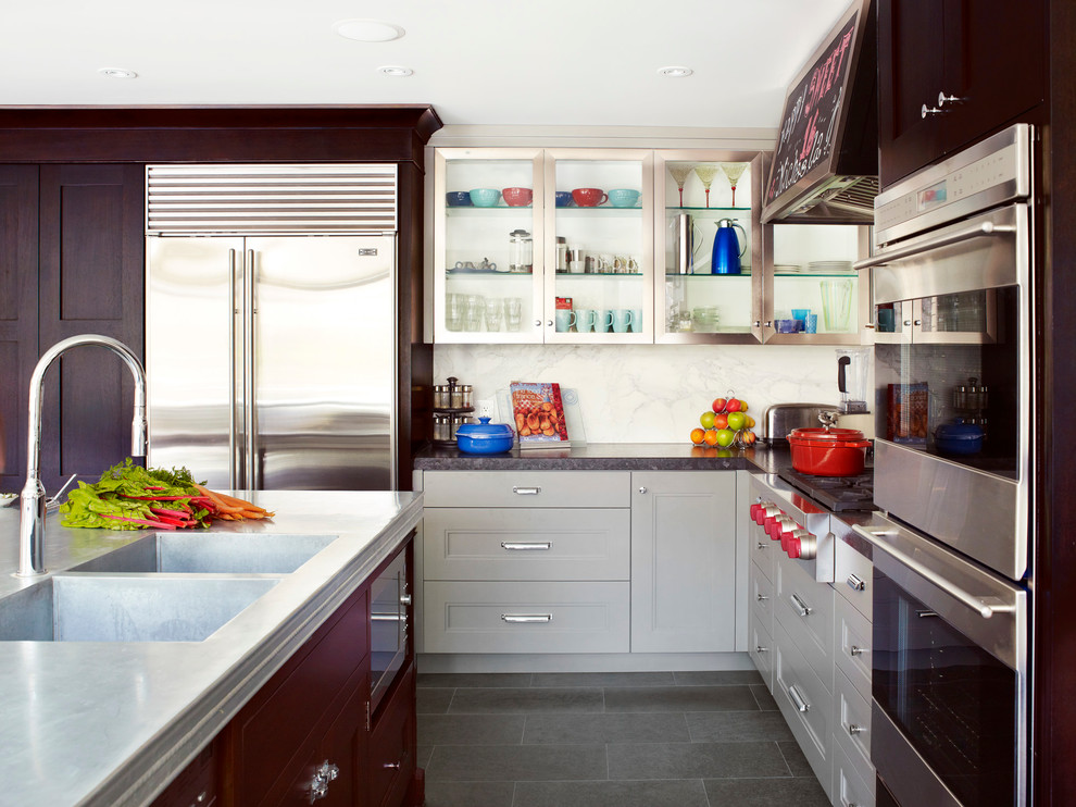 На фото: кухня в стиле фьюжн с двойной мойкой, фасадами с утопленной филенкой, серыми фасадами, белым фартуком, техникой из нержавеющей стали и серым полом