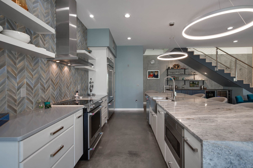Bild på ett mellanstort industriellt grå grått kök, med en rustik diskho, släta luckor, vita skåp, bänkskiva i kvartsit, flerfärgad stänkskydd, stänkskydd i porslinskakel, rostfria vitvaror, betonggolv, en köksö och grått golv