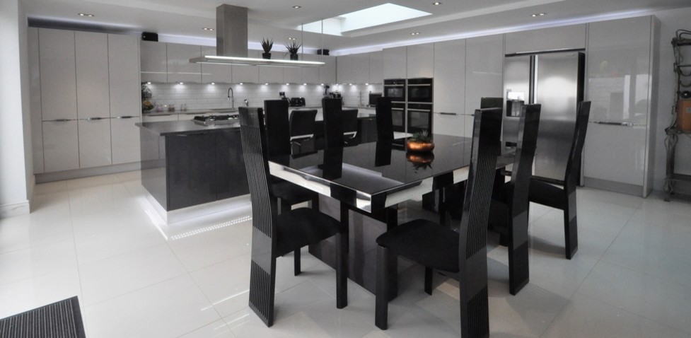 Idee per un cucina con isola centrale design con lavello sottopiano, top in quarzite e pavimento in gres porcellanato