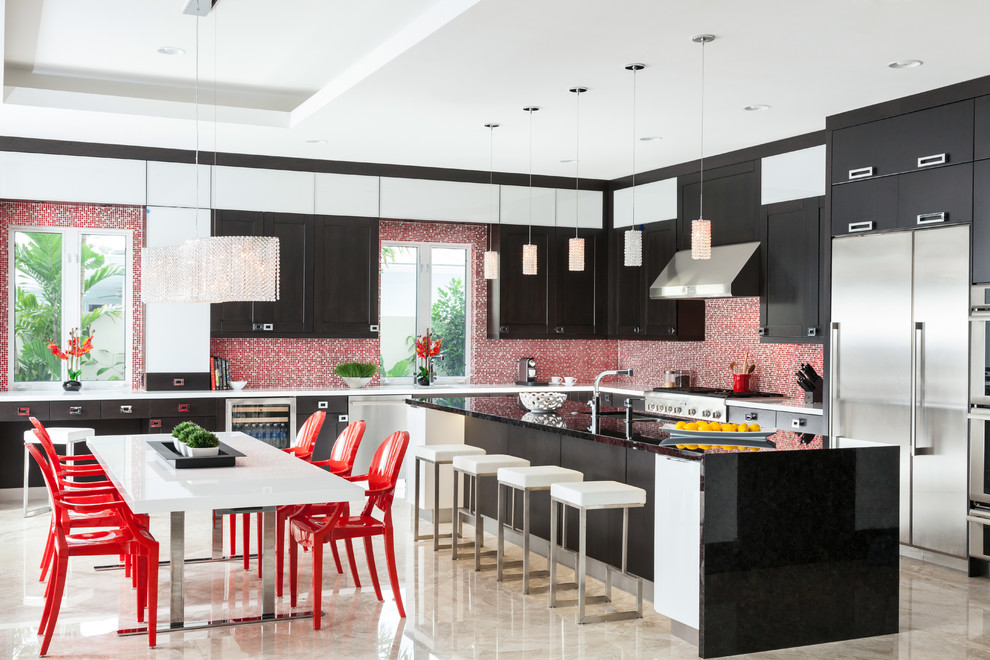 Foto di una cucina design con ante in stile shaker, paraspruzzi rosso, paraspruzzi con piastrelle a mosaico e elettrodomestici in acciaio inossidabile