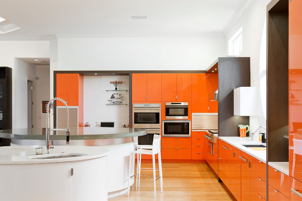 Источник вдохновения для домашнего уюта: кухня в современном стиле с врезной мойкой и светлым паркетным полом