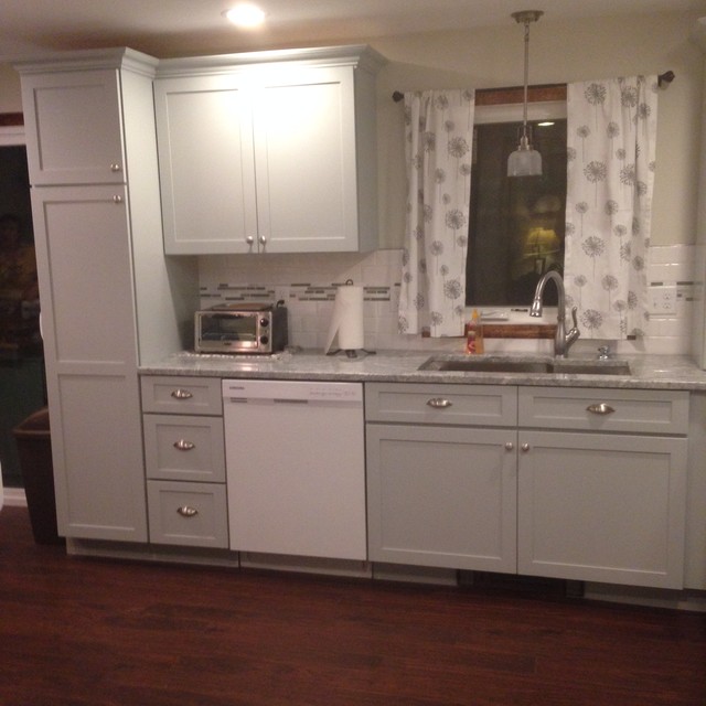 Modern Green Tea Kitchen Remodel with Pebble Kitchen Island Moderne
