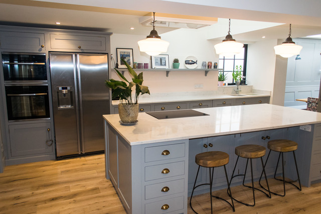 Modern Grey Kitchen With Island And, Difference Between Kitchen Island And Breakfast Bar
