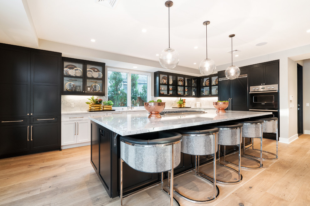Exempel på ett stort klassiskt kök, med skåp i shakerstil, vita skåp, marmorbänkskiva, grått stänkskydd, stänkskydd i sten, integrerade vitvaror, mellanmörkt trägolv, en köksö och brunt golv