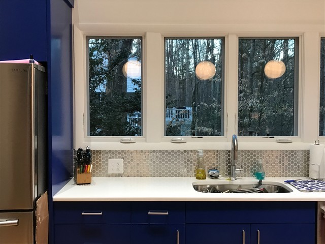 Einzeilige, Mittelgroße Moderne Küche mit Vorratsschrank, flächenbündigen Schrankfronten, blauen Schränken, Küchenrückwand in Metallic, Rückwand aus Metallfliesen und Küchengeräten aus Edelstahl in Raleigh