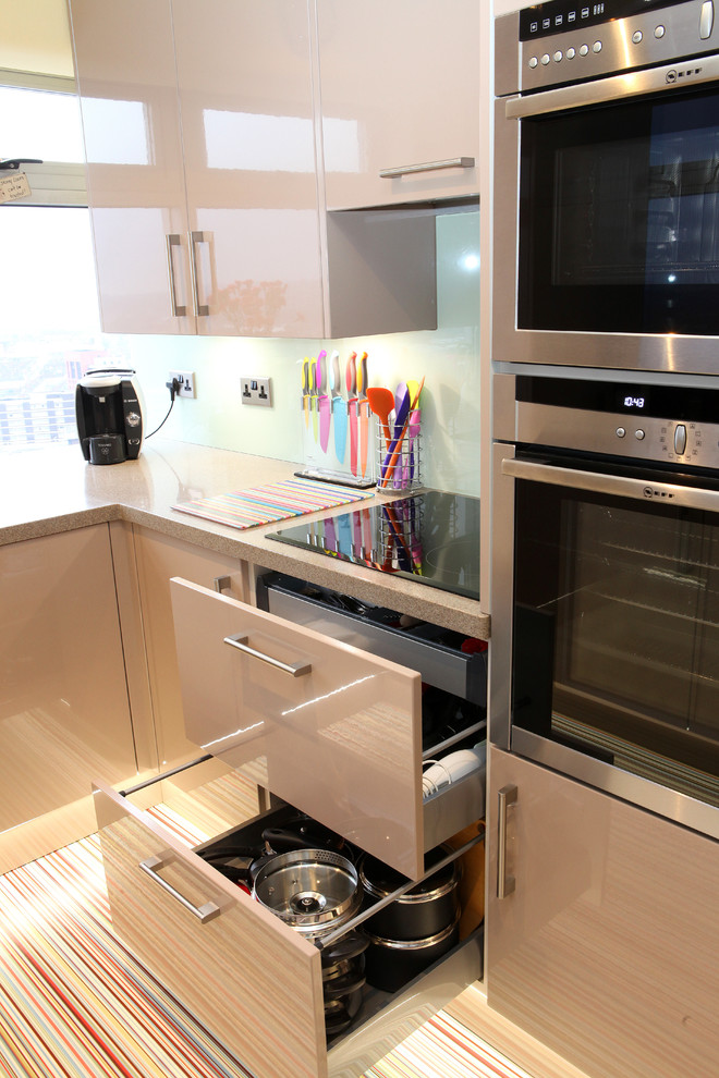 Diseño de cocinas en U contemporáneo pequeño cerrado sin isla con electrodomésticos con paneles