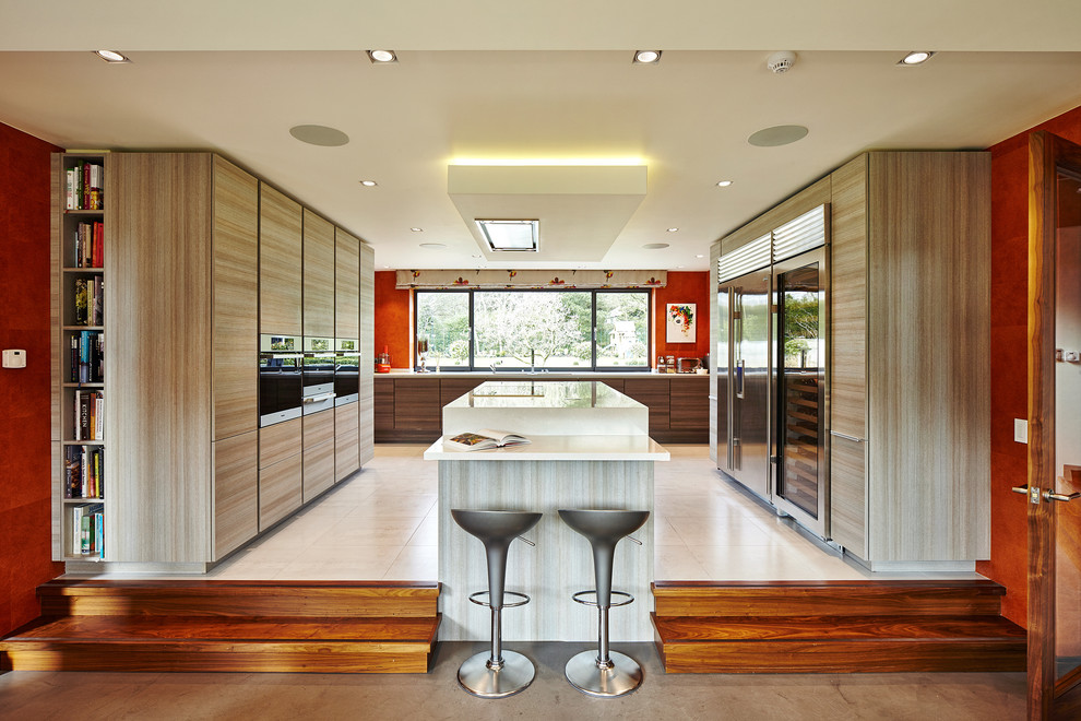 Moderne Küchenbar in U-Form mit flächenbündigen Schrankfronten, Küchenrückwand in Rot, Küchengeräten aus Edelstahl und Kücheninsel in Sonstige